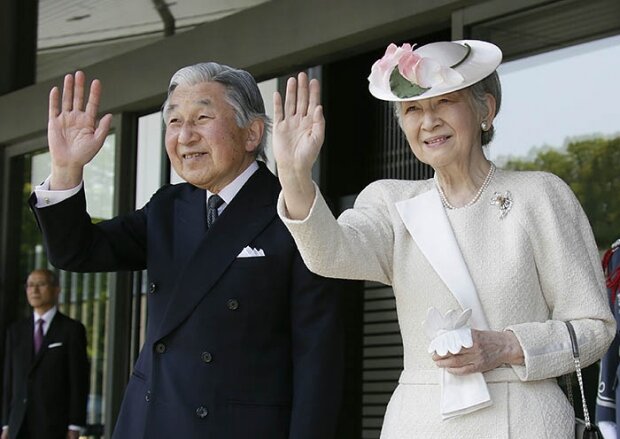 Акихито, император Японии, с супругой