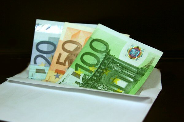 В аэропорту Домодедово уборщик нашел конверт с 6,5 тысяч евро