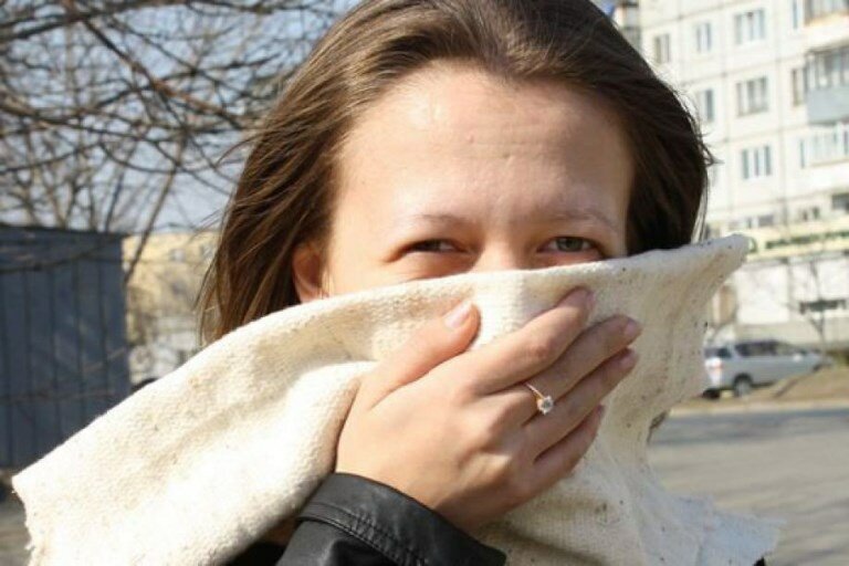 Жители Омска в очередной разпожаловались на на неприятный запах в воздухе