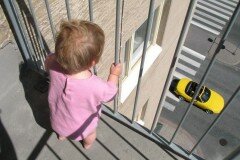 В Петербурге полицейские спасли закрытую на балконе девочку