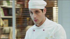 Звезда сериала «Кухня» Марк Богатырев явился на выставку с костылем