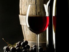 Ученые: Два бокала красного вина в день помогут сжечь калории