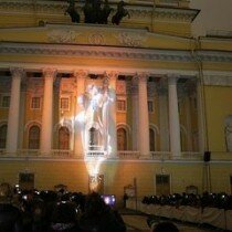 Тысячи петербуржцев наблюдали за световым шоу на площади Островского