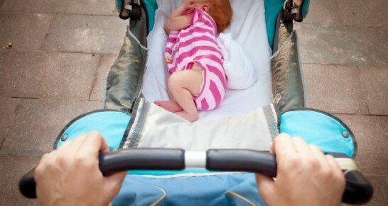 В Екатеринбурге нашли брошенную коляску с полугодовалым малышом