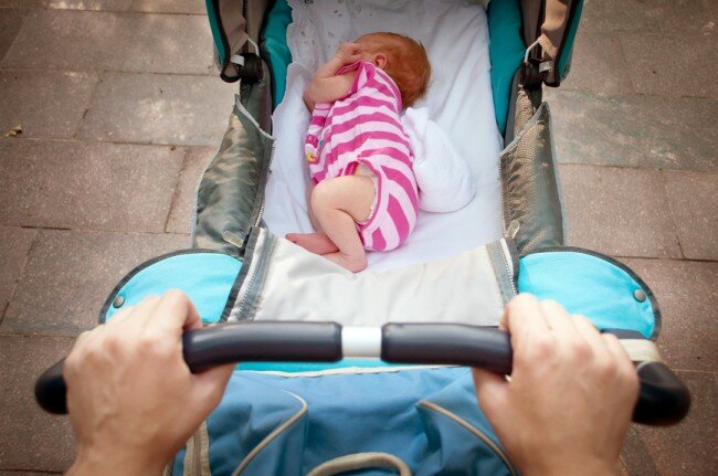 В Екатеринбурге нашли брошенную коляску с полугодовалым малышом