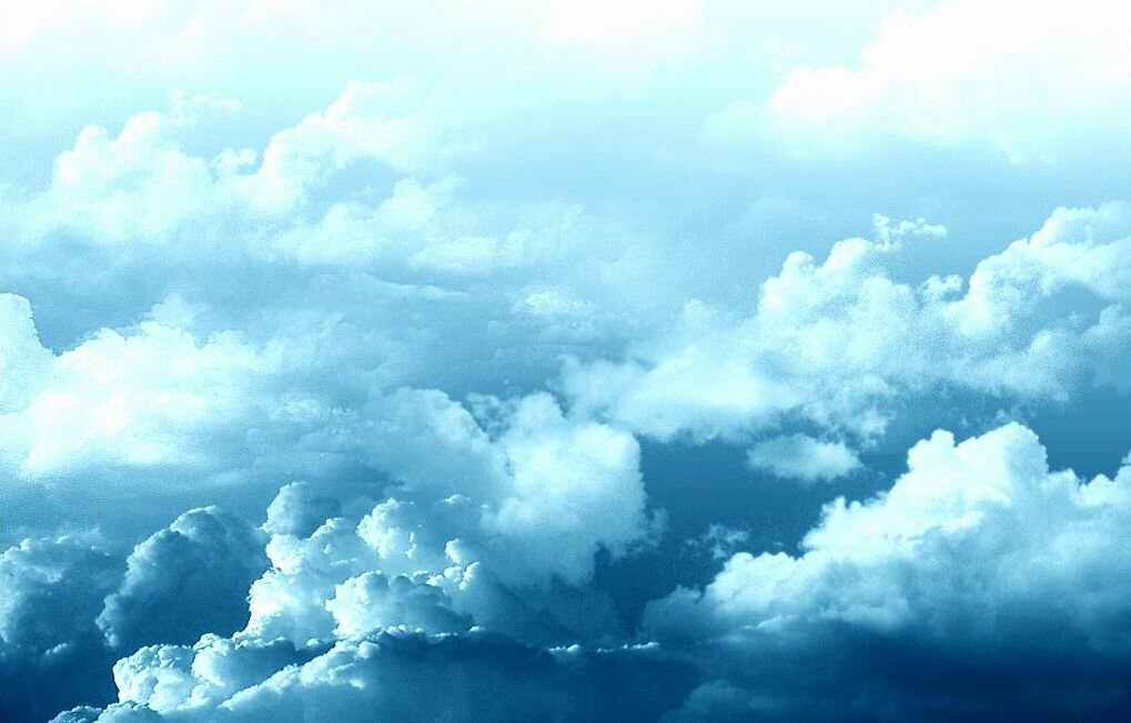 oblaka-kapli-paryashhie-v-nebe