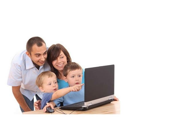 семья-играет-в-компьютер