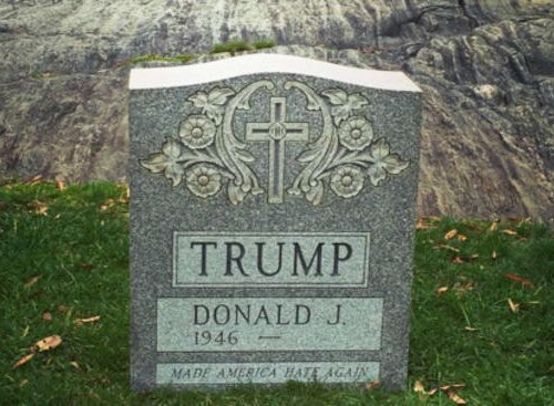 В Нью-Йорке установили надгробную плиту с именем Дональда Трампа