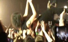 В Таллине во время концерта Земфира прыгнула в толпу фанатов